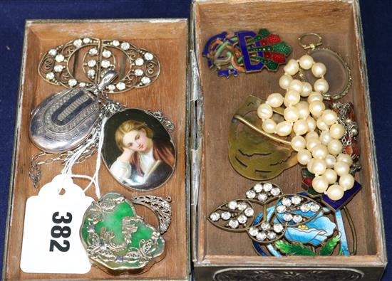 A box of costume jewellery.